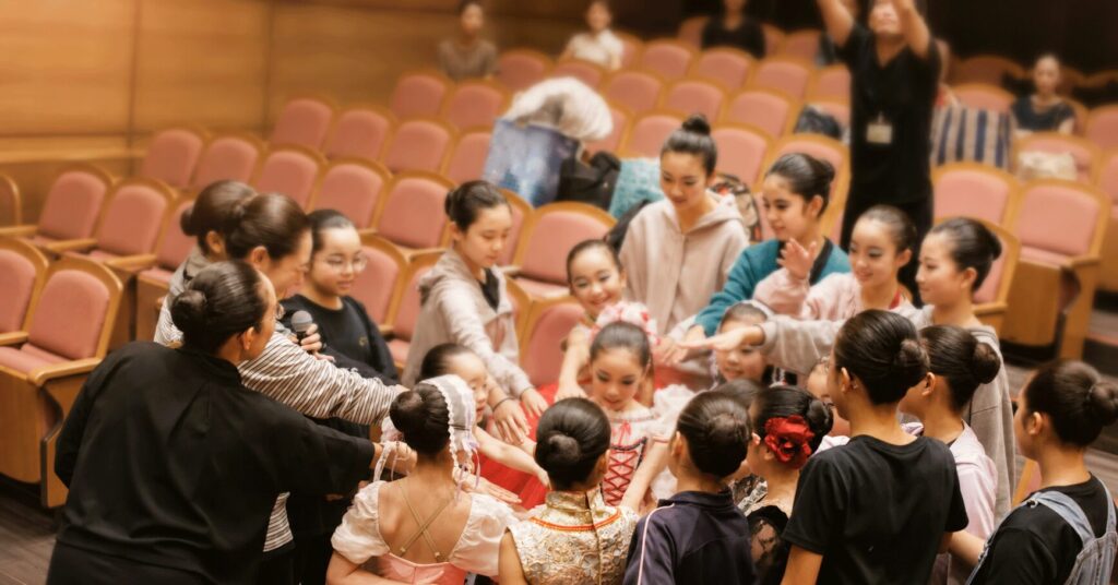 おさらい会の舞台前に子どもたちが集まり、先生の話を聞く安城バレエの様子