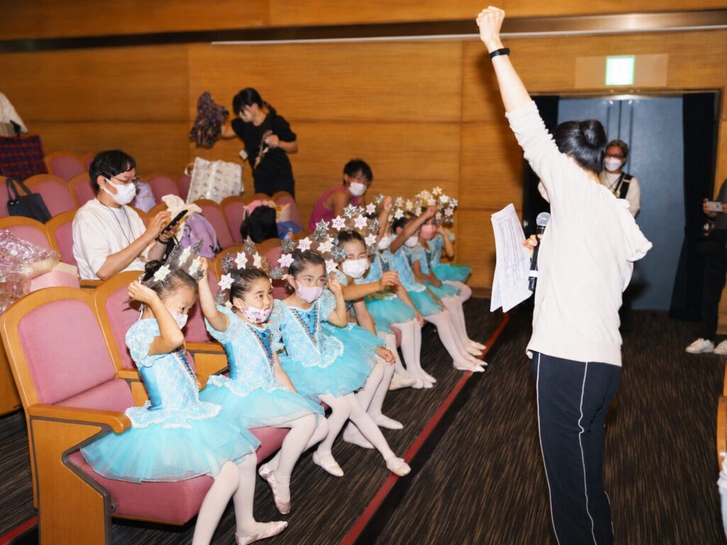おさらい会前に会場で説明を聞く安城バレエの子どもたち