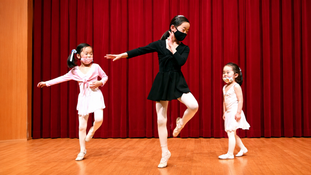 お姉さんの動きを見ながら一緒に踊る安城バレエの小さな子どもたち