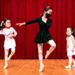 お姉さんの動きを見ながら一緒に踊る安城バレエの小さな子どもたち