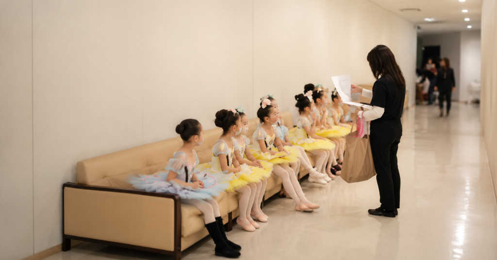 衣裳を着た子どもたちが、舞台裏待機前に順番を確認している写真