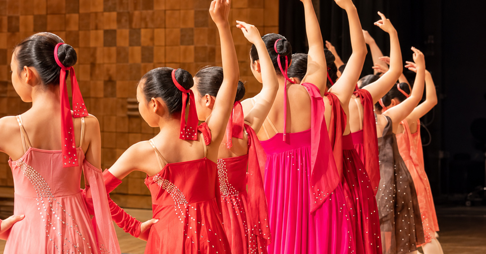 舞台上で踊り終わりレベランスをする安城バレエの子どもたち