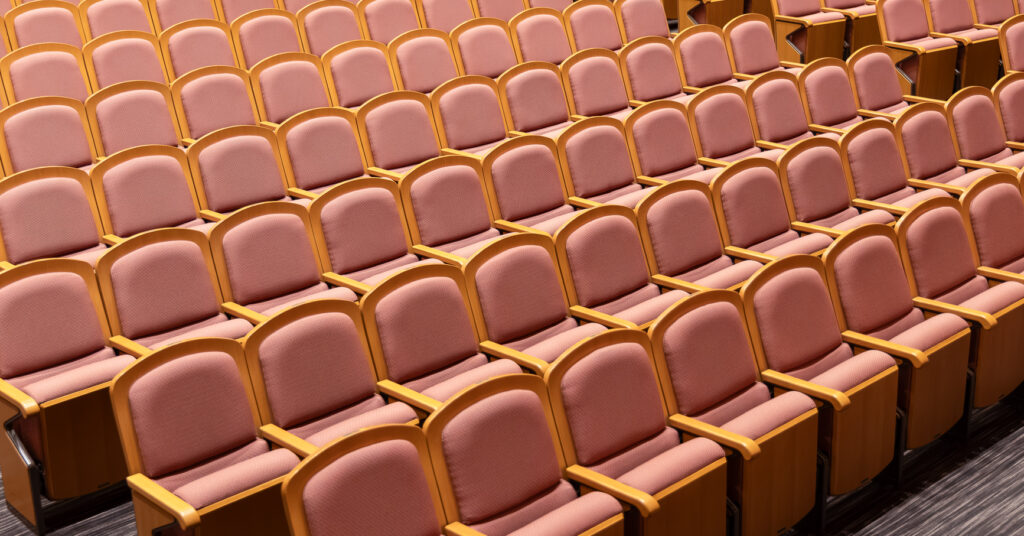 おさらい会本番を待つホールの客席