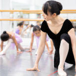 バレエで子どもたちのレッスンを見守る先生