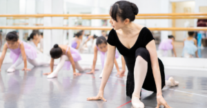 バレエで子どもたちのレッスンを見守る先生